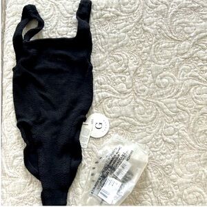 NWT 🐚 Hunza G Squareneck in Black